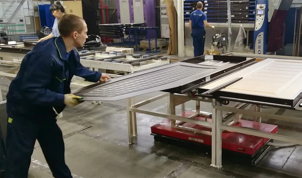 Покраска и отделка дверей на производстве